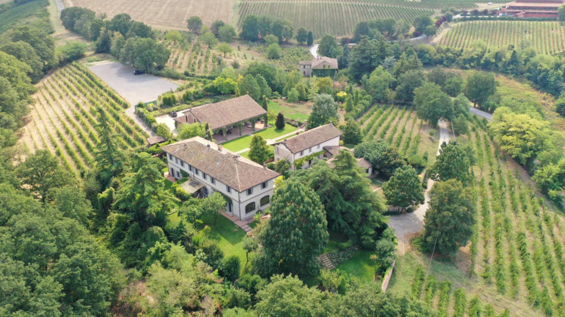 Vista aerea di Romito San Biagio tra giardini, boschi e vigneti delle colline dell'Oltrepo Pavese